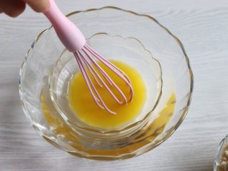 杏仁蛋糕,黄油隔热水融化成液态，并保温。