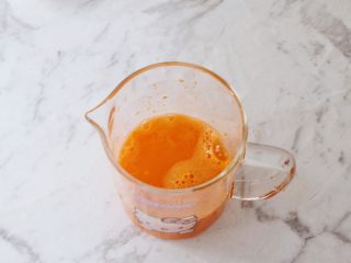 胡萝卜麻薯,放入原汁机榨出汁，取果蔬汁160克备用，如果没有原汁机，可用果汁机加水打成汁再过滤出果蔬汁即可