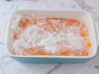 胡萝卜麻薯,盖上保鲜膜，放入冰箱冷冻一小时后