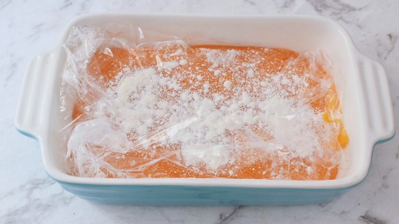 胡萝卜麻薯,盖上保鲜膜，放入冰箱冷冻一小时后