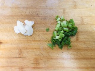 青菜炒面,大蒜切成片，小葱切成小段。