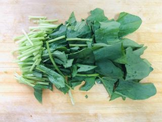 青菜炒面,青菜摘干净后切成小段备用。