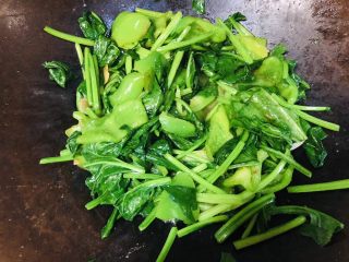 青菜炒面,青椒七成熟时倒入青菜继续翻炒，同时加入适量的食盐和酱油。