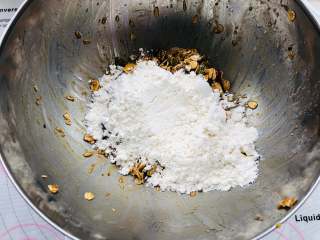红糖燕麦饼干,最后筛入低筋面粉。过筛完后需要用挂刀混合，或者直接上手，用手揉匀。
