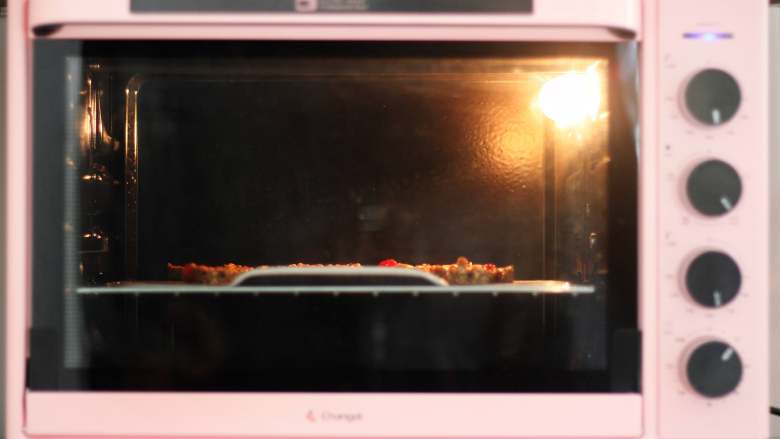 红糖燕麦饼干,150度烤25分钟左右。根据制作的大小和厚度不同，时间只是一个参考值。具体还是要烤熟，烤熟的饼干底部是可以直接从烤盘取下来的，成型的，不软不塌的哦。
