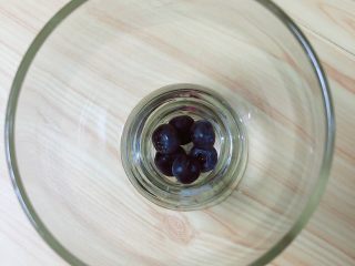 蓝莓冰淇淋奶昔|养颜抗衰老,取一只杯子，放入一些蓝莓。