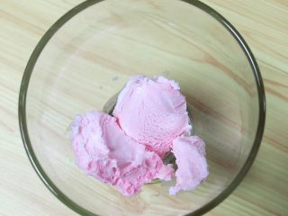 蓝莓冰淇淋奶昔|养颜抗衰老,再加入一些冰淇淋。