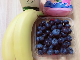 蓝莓冰淇淋奶昔|养颜抗衰老,准备好食材。蓝莓、香蕉、冰淇淋、酸奶。