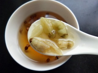 自制酸豆角,花椒倒入开水浸泡（大概三勺开水），水凉后放两勺泡椒水。