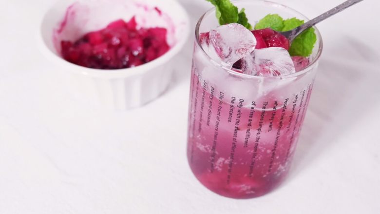 快手冰饮|桃子蓝莓苏打水,一杯颜值超高的桃子蓝莓苏打水就完成了。