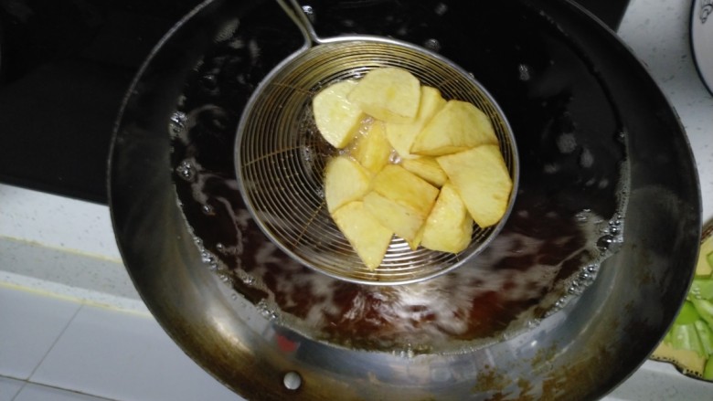 田螺炖土豆,锅中放入食用油，油温5层热放入胡萝卜、土豆炸制金黄。