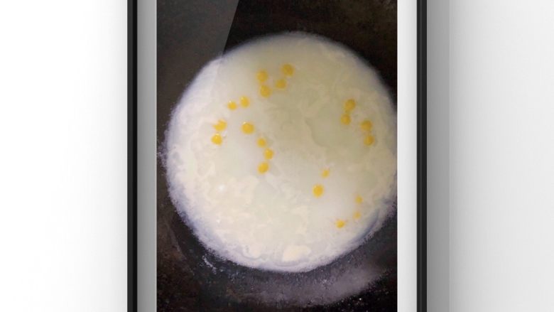 南瓜炖牛奶水果露,起锅倒入牛奶和南瓜球，中火煮15分钟。