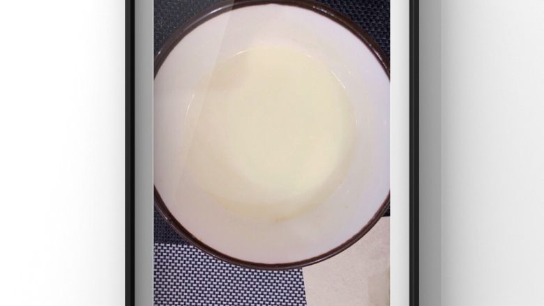 南瓜炖牛奶水果露,把配方奶用平时帮宝宝冲奶的水温调配好。