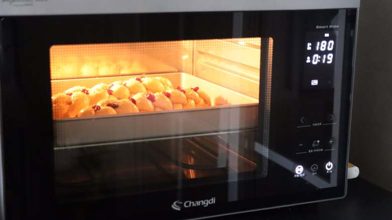一看就会的四股辫子面包,放入提前预热的烤箱，180度烘烤22分钟。

