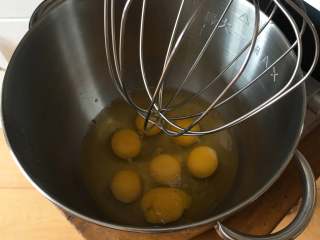 巧克力味肉松蛋糕吐司,发酵30分钟后，开始制作海绵蛋糕，鸡蛋无需分离出蛋白和蛋黄，蛋桶隔热水加热37度左右。