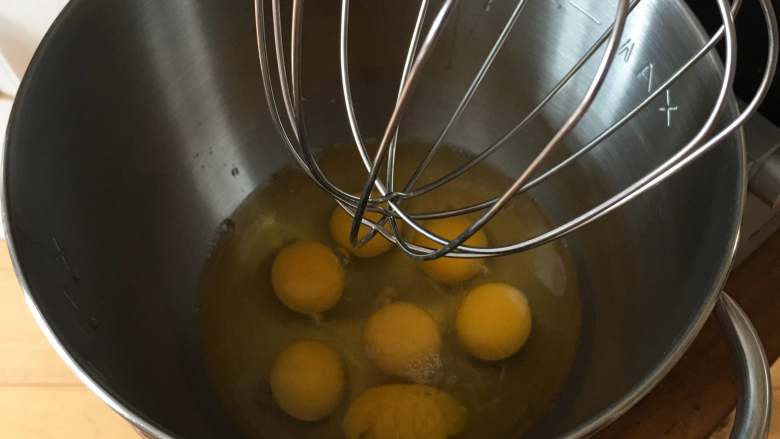 巧克力味肉松蛋糕吐司,发酵30分钟后，开始制作海绵蛋糕，鸡蛋无需分离出蛋白和蛋黄，蛋桶隔热水加热37度左右。