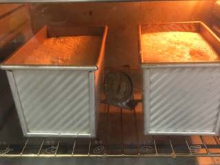 巧克力味肉松蛋糕吐司,烤箱事先预热至190度，吐司盒送入烤箱，烤制35分钟。