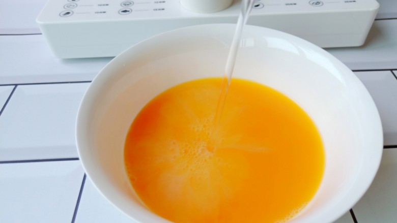 鲜美嫩滑的虾仁蒸蛋羹,加入凉开水【一个鸡蛋液的量加一个半的水，按照这个比例加水就可以】再用筷子轻轻搅打一下。