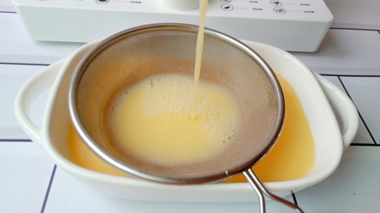 鲜美嫩滑的虾仁蒸蛋羹,鸡蛋液一定要过滤【这是蒸好的蛋液嫩的关键点】如果还有泡泡就用勺子撇一下。盘子盖上一层保鲜膜。