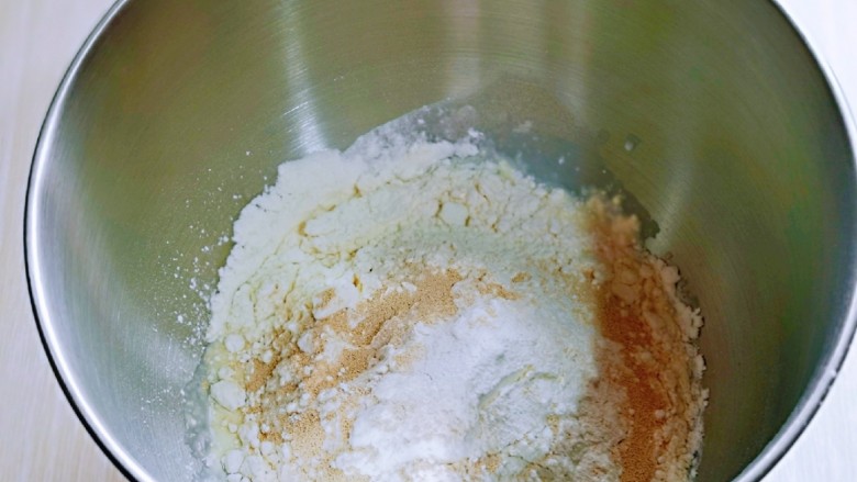 奶香软欧包,最后加入软欧面包粉，酵母粉，启动厨师机1档揉面至了扩展阶段。