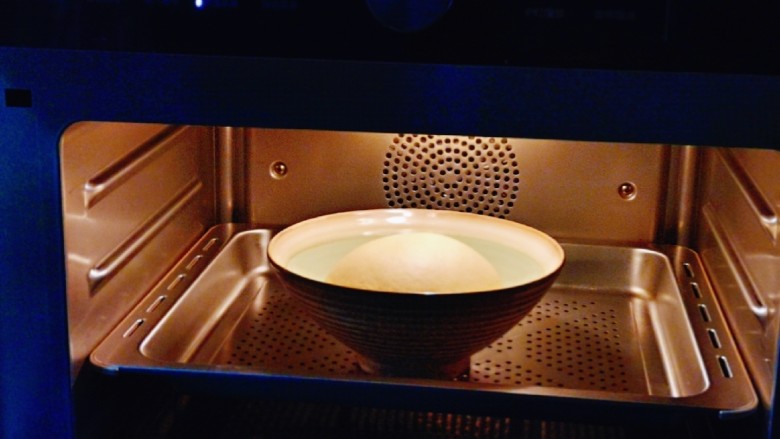 奶香软欧包,入蒸烤箱进行发酵。(室温发酵也可以，但是一定要保持面团的湿度。)