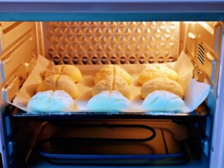 奶香软欧包,烤箱170度提前预热10分钟，将烤盘入烤箱中层。