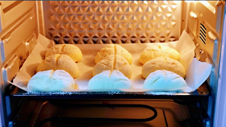 奶香软欧包,烤箱170度提前预热10分钟，将烤盘入烤箱中层。
