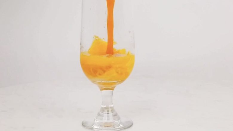 夏日微醺饮品，冰爽消暑去疲劳，精神一整天,倒入柳橙果浆