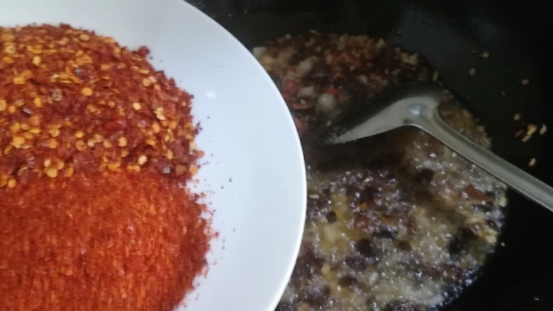 桂花香菇牛肉油辣酱  下饭神器,倒入一半辣椒粉，即可停火