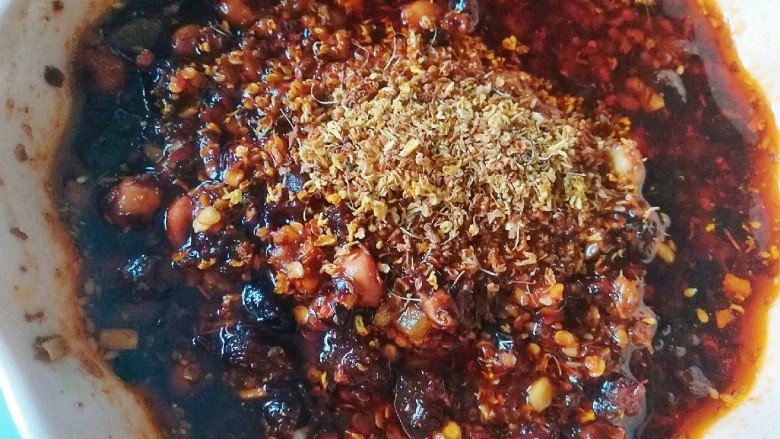 桂花香菇牛肉油辣酱  下饭神器,辣椒酱放至温热时，倒入另一半桂花，翻拌均匀