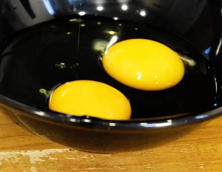 蒸鱼酱蛋,将鸡蛋和蒸鱼酱油打入碗中搅拌均匀。