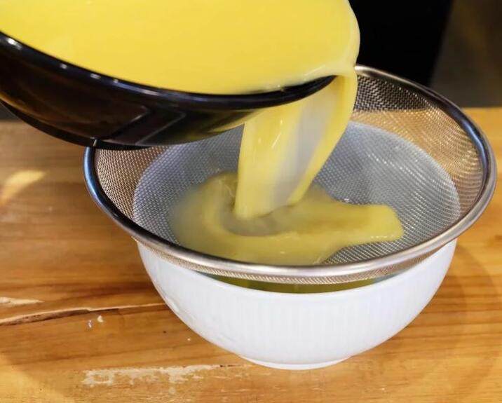 蒸鱼酱蛋,準备一个大碗,蛋液过筛倒入。