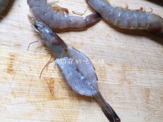 蒜蓉粉丝蒸大虾,随后从背部，把虾身剖开一些，以便放入蒜蓉，当心肚子那里不要剖断。