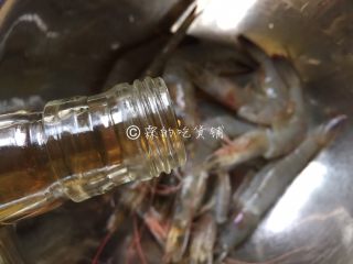 蒜蓉粉丝蒸大虾,随后把虾冲洗干净，沥干水分，加入料酒。