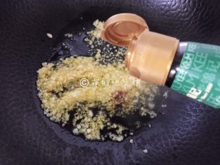 蒜蓉粉丝蒸大虾,锅里放4汤匙的油，烧至3成热，把蒜蓉放入，小火慢慢煸香，随后放入蒸鱼豉油。