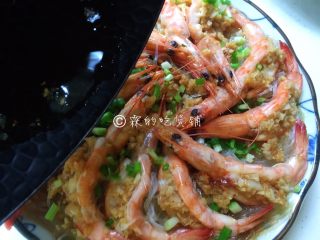 蒜蓉粉丝蒸大虾,撒一些小葱在蒸熟的虾上，再烧2汤匙的油，最后把热油浇上去。