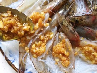 蒜蓉粉丝蒸大虾,每个虾里都填上蒜蓉，如果有多余的可以撒在粉丝上。开水上锅，蒸7、8分钟。