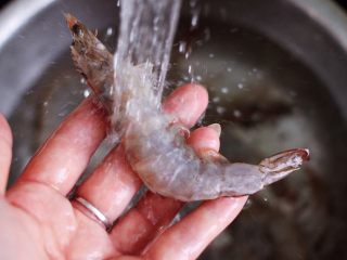 可乐焖海虾,把清理干净的海虾，用自来水反复冲洗干净。