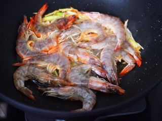 可乐焖海虾,把洗净的海虾放入锅中，开始煎制。