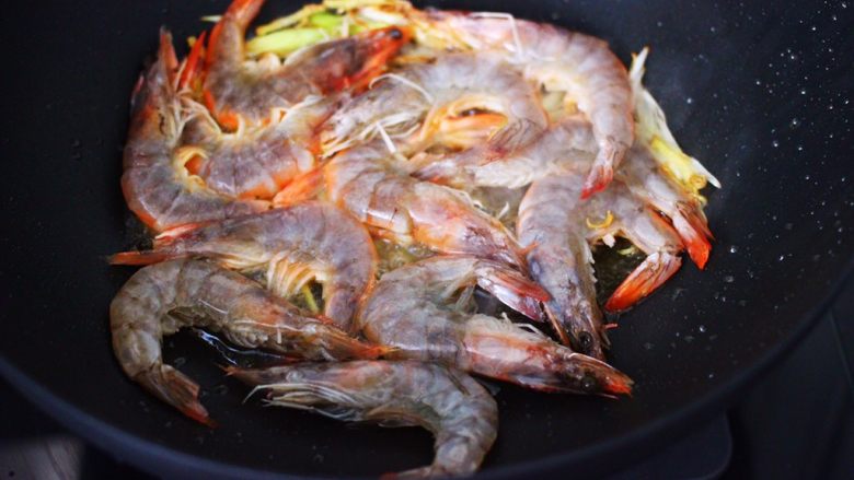 可乐焖海虾,把洗净的海虾放入锅中，开始煎制。