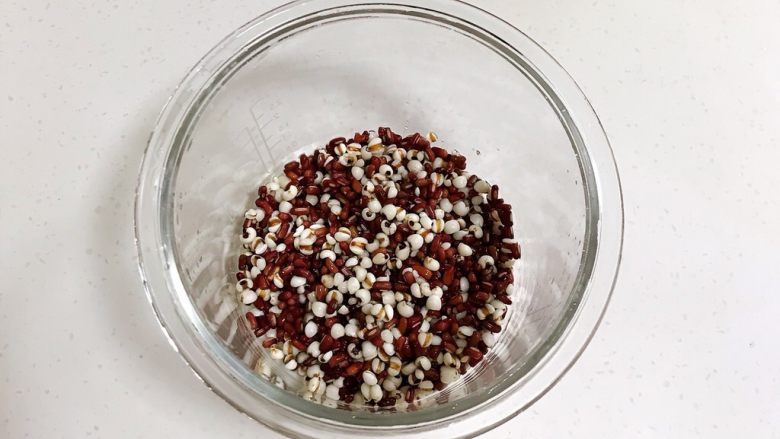 红豆薏米甜酒酿,泡好的赤小豆和薏米冲洗干净，放入美的BB煲玻璃内胆中。