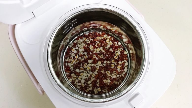 红豆薏米甜酒酿,玻璃内胆放入电饭煲，倒入纯净水。