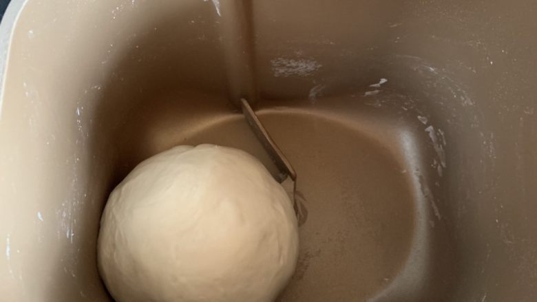 仿真蘑菇包,揉成光滑的面团，发酵至1.5倍大小。

