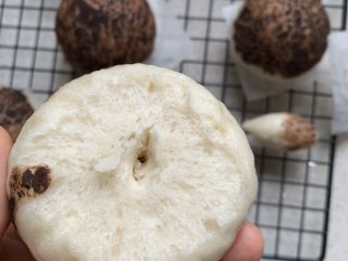 仿真蘑菇包,待到不烫手，大面团底部戳一个洞，装上蘑菇柄就可以啦！
