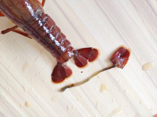 啤酒烧龙虾~家常版,去虾线，从尾巴中间那个关节左右拧巴一下揪出来就可以。（有人不喜欢抽虾线，因为抽了虾线肉质会比较松散一些。）