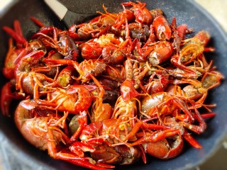 啤酒烧龙虾~家常版,锅中放足量的油，把龙虾放进去煎炸到颜色发红，之后另盛出备用。