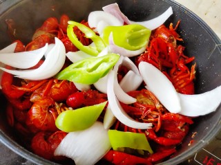啤酒烧龙虾~家常版,等到熟透快要出锅的时候，加入13香，食盐，洋葱和辣椒，炒匀即可。