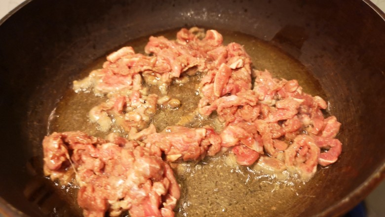 牛肉干豆腐丝,下入腌好的牛肉丝翻炒。