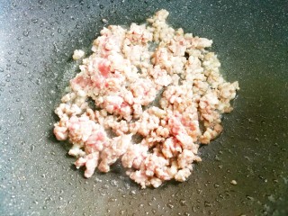 鲜掉眉毛的香菇瘦肉汤,锅中加少许油，放入肉末炒至变白。