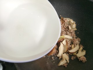 鲜掉眉毛的香菇瘦肉汤,一大碗水。